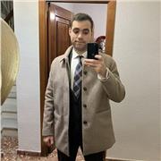 Un professeur jeune et attentionné enseigne l'espagnol aux débutants ou aux étudiants expérimentés.